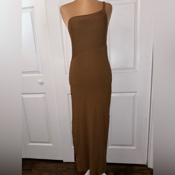 House of Harlow 1960 Dresses & Skirts - NWOT House of Harlow 1960 Womens XS Rib Knit Midi Dress One Shoulder Brown Slit